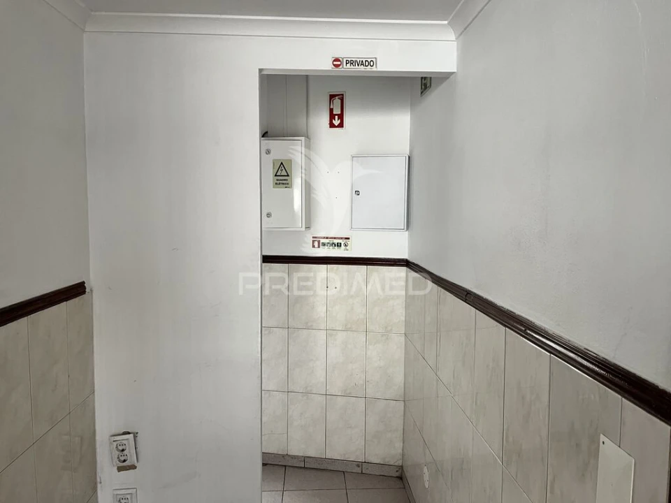 Loja para Arrendamento em Olhão Foto 11