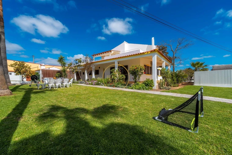 Moradia T4 para Arrendamento em Quarteira Foto 6