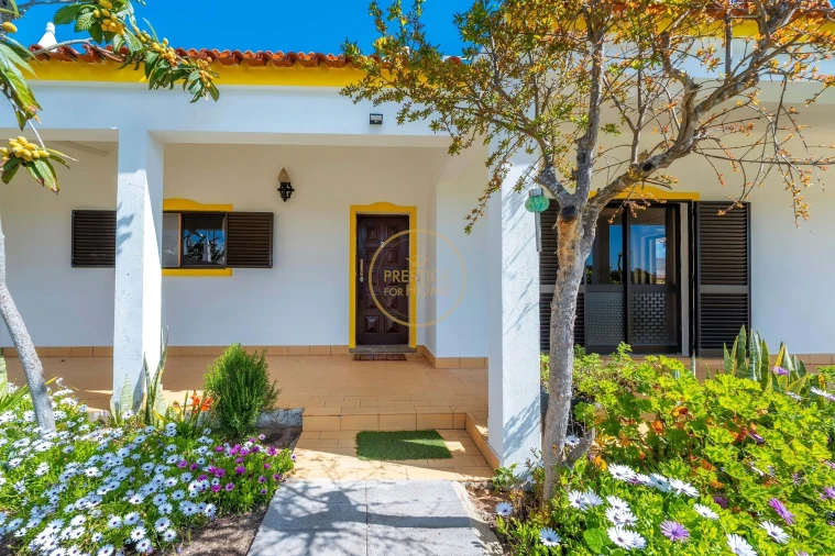 Moradia T4 para Arrendamento em Quarteira Foto 12