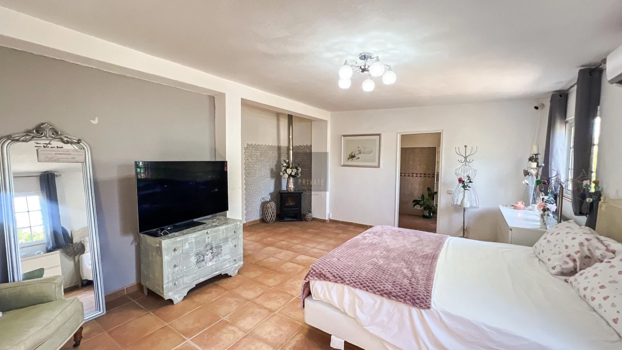 Moradia T5 para Venda em Santa Barbara de Nexe Foto 28