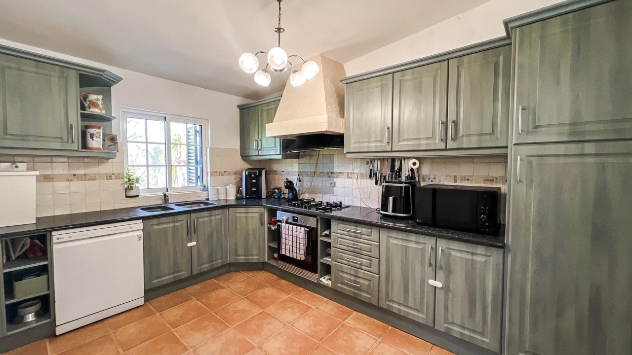 Moradia T5 para Venda em Santa Barbara de Nexe Foto 14