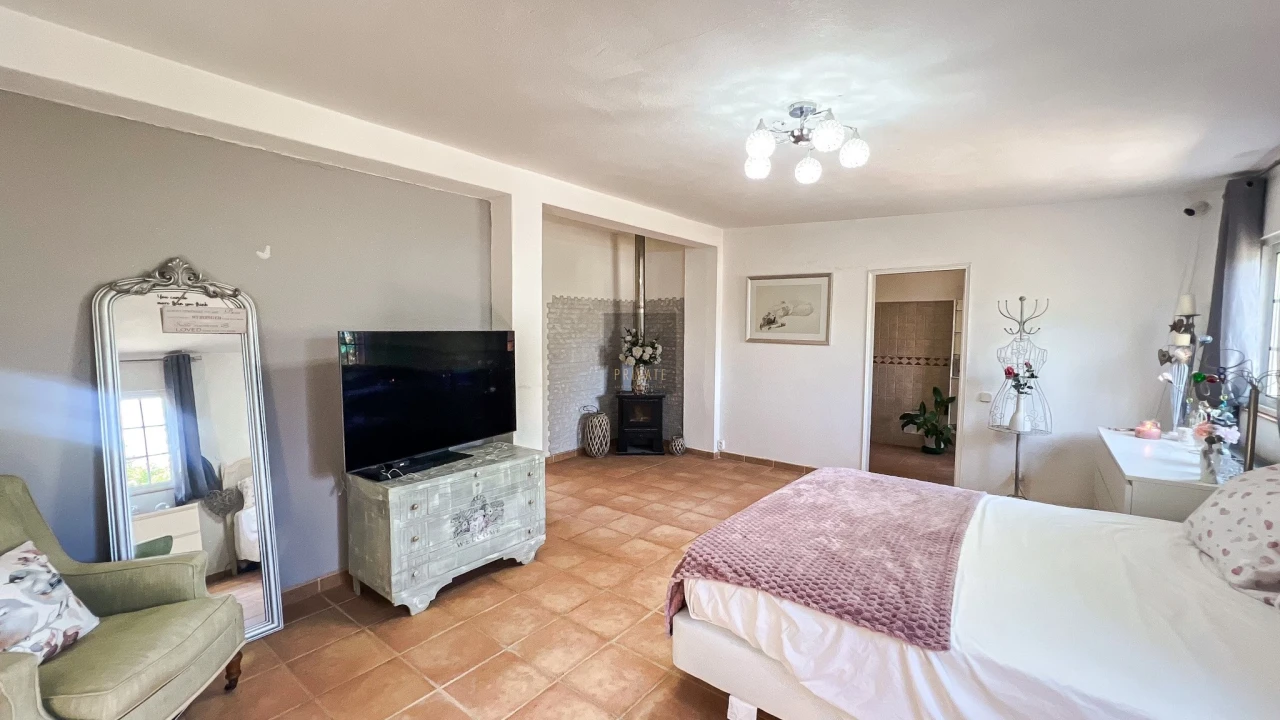 Moradia T5 para Venda em Santa Barbara de Nexe Foto 29