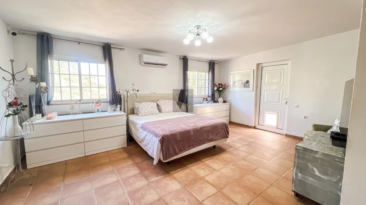 Moradia T5 para Venda em Santa Barbara de Nexe Foto 26