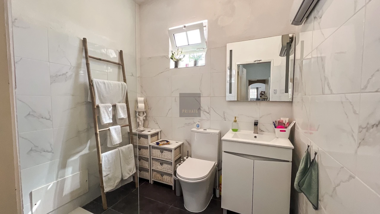 Moradia T5 para Venda em Santa Barbara de Nexe Foto 23