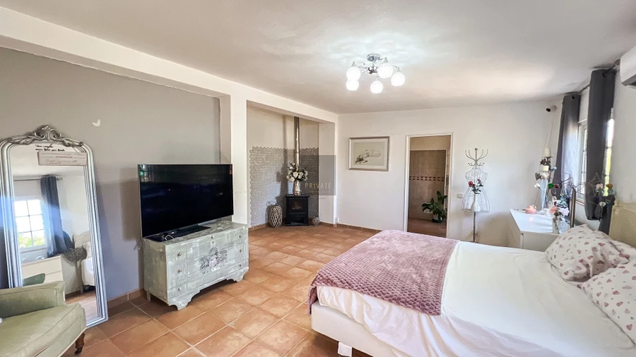 Moradia T5 para Venda em Santa Barbara de Nexe Foto 28