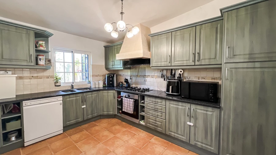 Moradia T5 para Venda em Santa Barbara de Nexe Foto 14