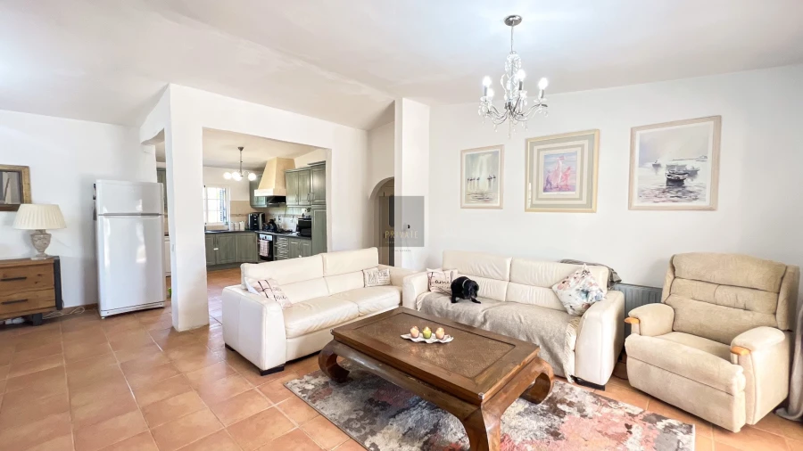 Moradia T5 para Venda em Santa Barbara de Nexe Foto 9