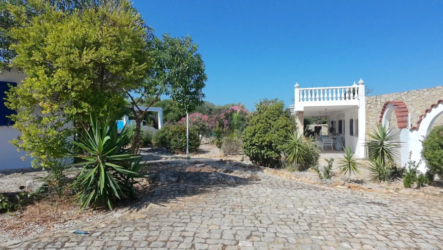 Moradia T5 para Venda em Santa Barbara de Nexe Foto 8