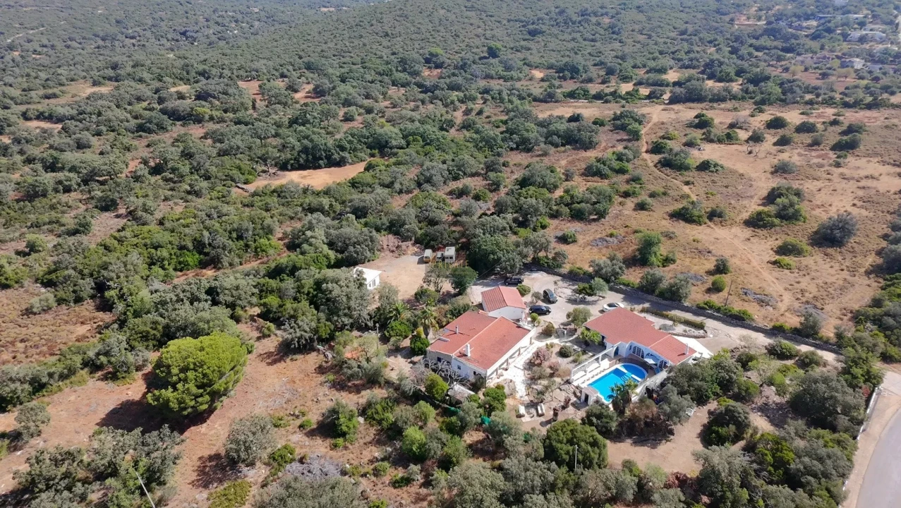 Moradia T5 para Venda em Santa Barbara de Nexe Foto 1