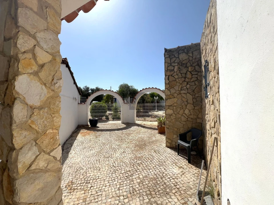 Moradia T5 para Venda em Santa Barbara de Nexe Foto 32