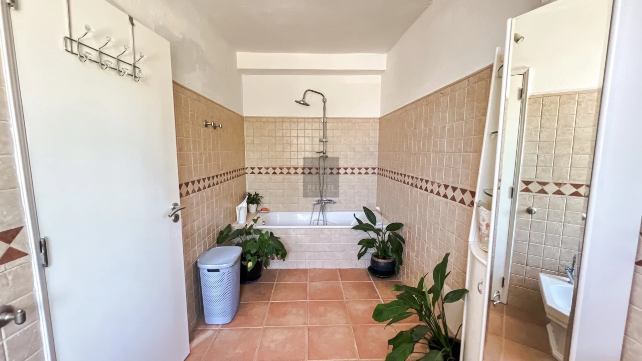 Moradia T5 para Venda em Santa Barbara de Nexe Foto 35