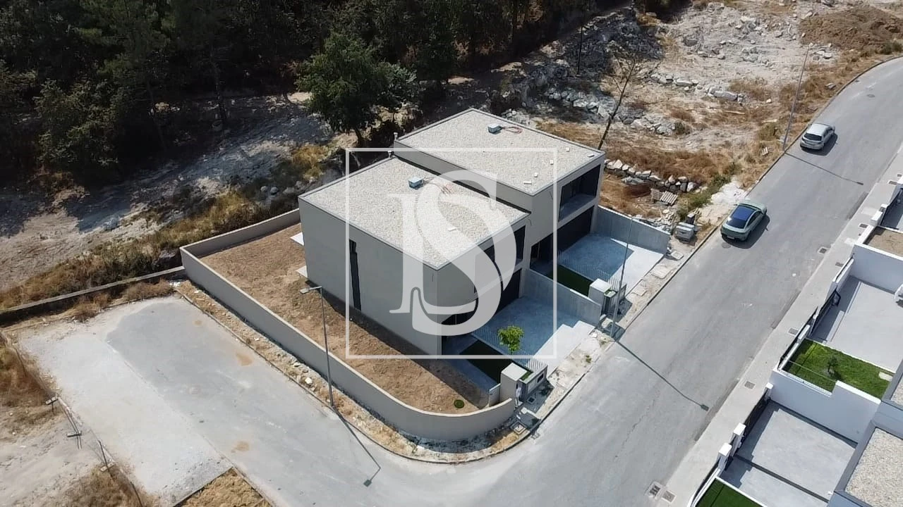 Moradia T3 para Venda em Lanhoso Foto 4