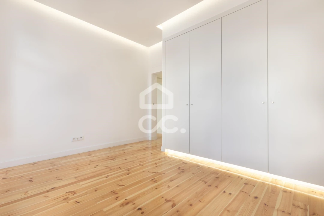Apartamento T5 para Venda em Santo António Foto 1