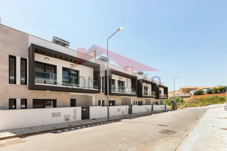 Moradia T5 para Venda em Vialonga Foto 8