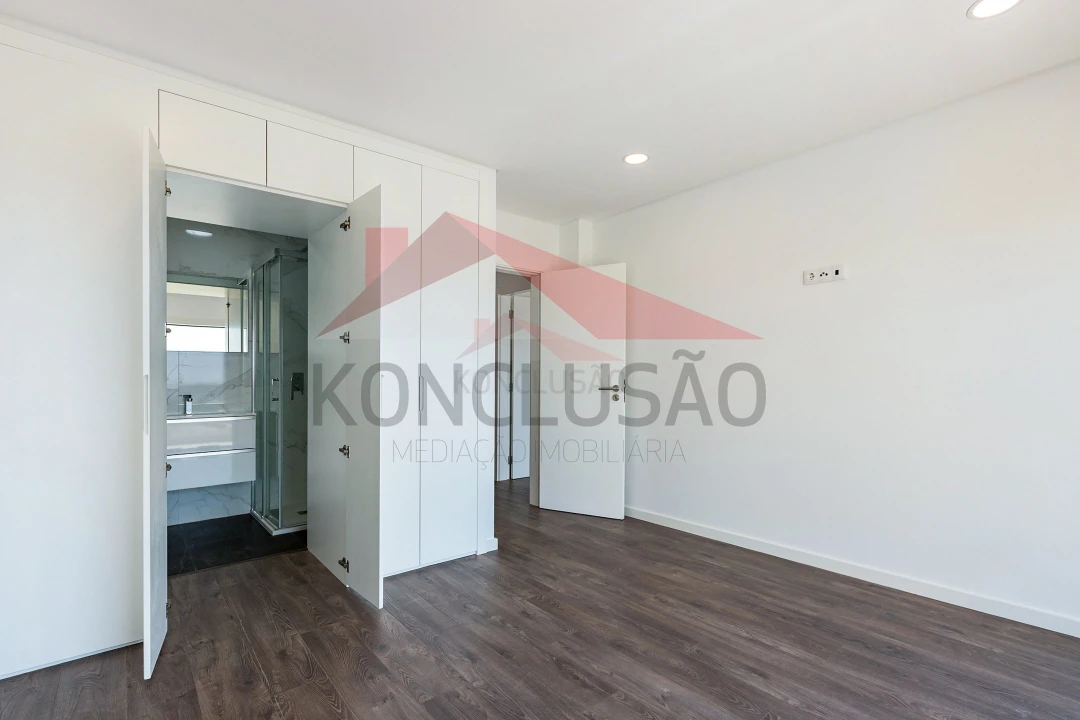 Moradia T5 para Venda em Vialonga Foto 13