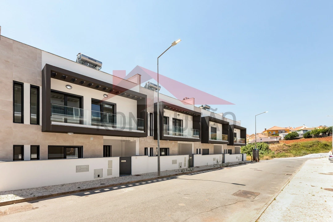 Moradia T5 para Venda em Vialonga Foto 8