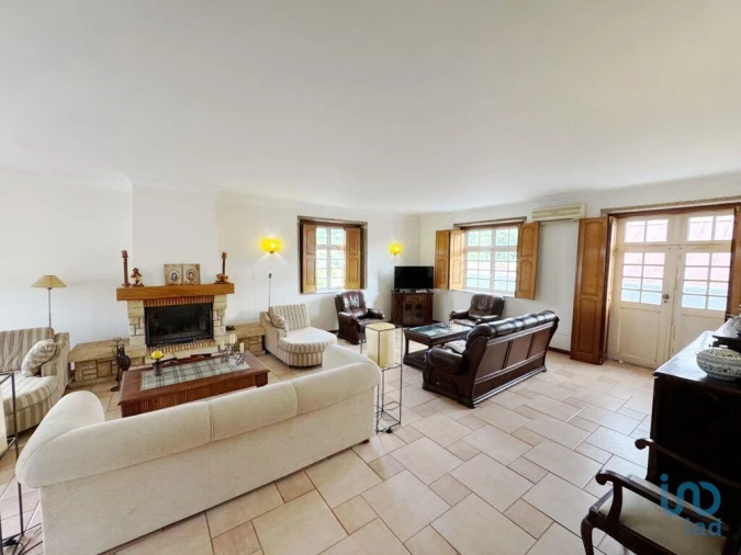 Apartamento T4 para Venda em Vila e Roussas Foto 3