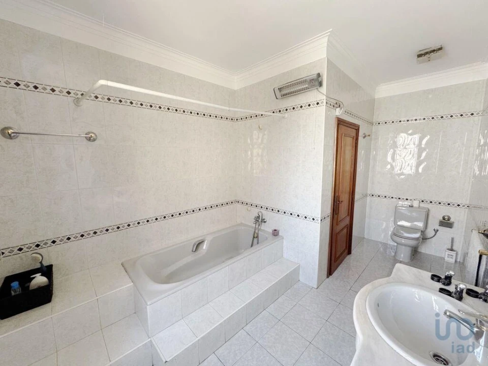 Apartamento T4 para Venda em Vila e Roussas Foto 5