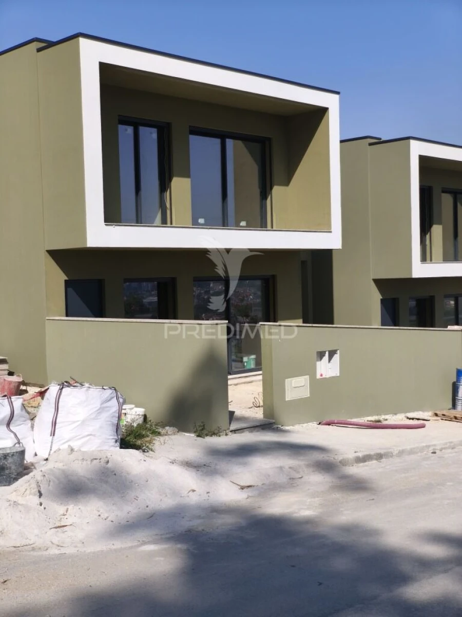 Moradia T3 para Venda em Oliveira (Santa Maria) Foto 1