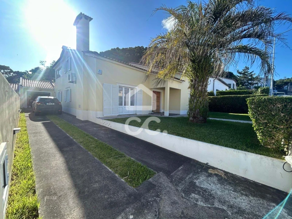 Moradia T5 para Venda em Fajã de Cima Foto 1