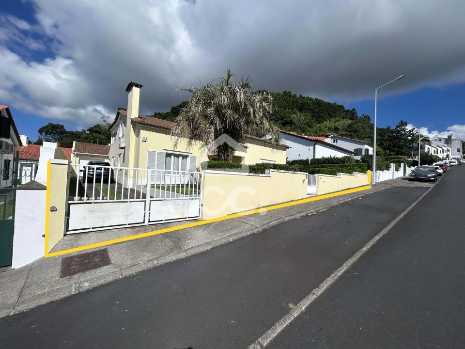 Moradia T5 para Venda em Fajã de Cima Foto 3