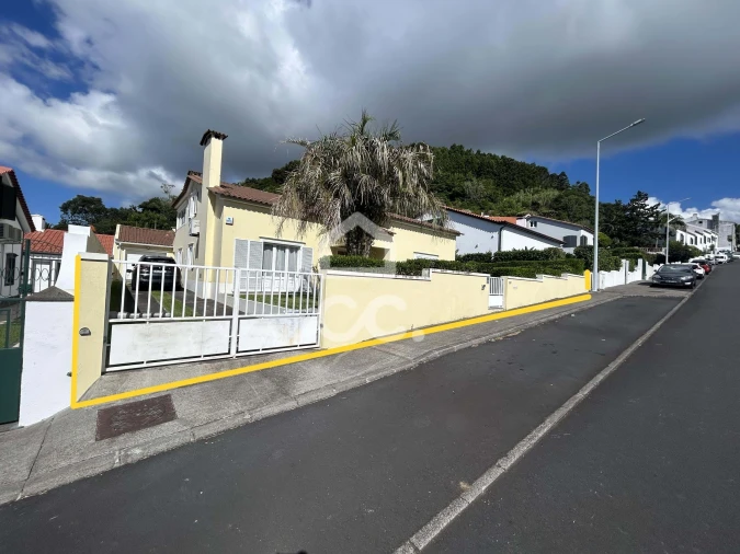 Moradia T5 para Venda em Fajã de Cima Foto 3