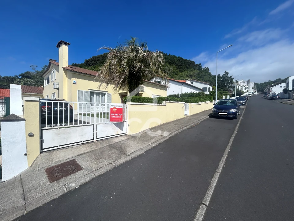 Moradia T5 para Venda em Fajã de Cima Foto 2