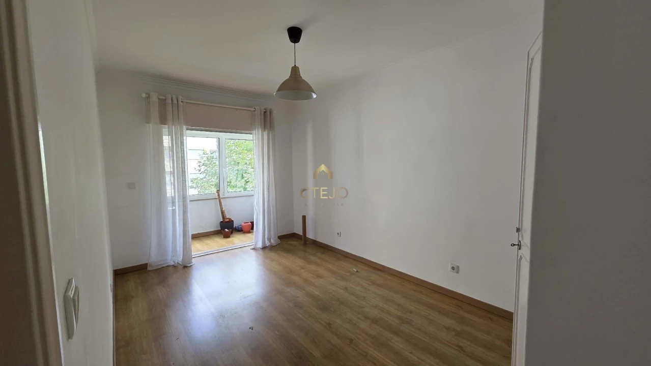 Apartamento T2 para Arrendamento em Massamá e Monte Abraão Foto 7