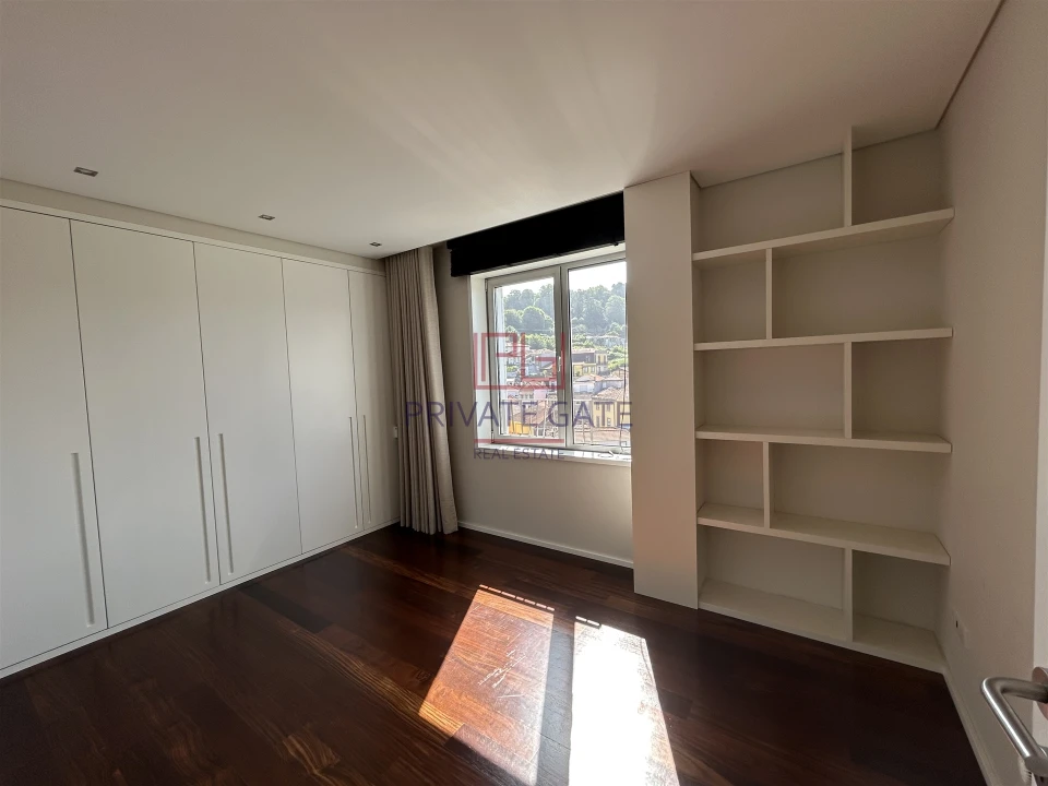 Apartamento T4 para Arrendamento em Lordelo do Ouro e Massarelos Foto 9