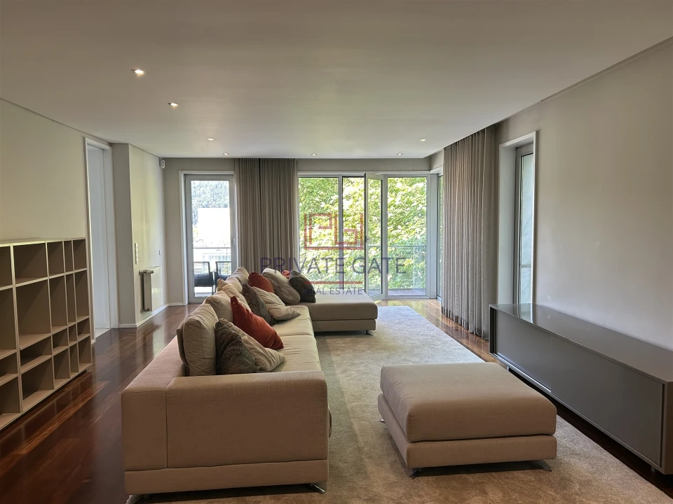 Apartamento T4 para Arrendamento em Lordelo do Ouro e Massarelos Foto 1