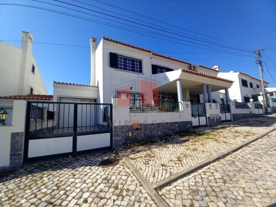 Moradia T4 para Venda em Santo Isidoro Foto 1