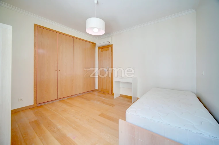Apartamento T2 para Arrendamento em Alvalade Foto 10