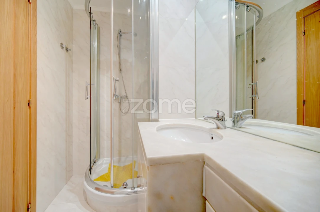 Apartamento T2 para Arrendamento em Alvalade Foto 7