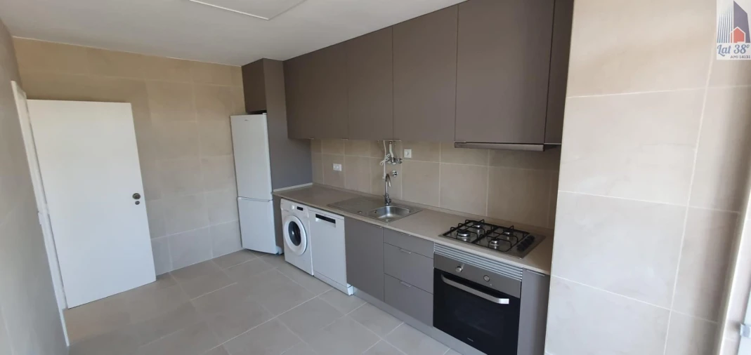 Apartamento T2 para Arrendamento em Santo António dos Cavaleiros e Frielas Foto 3