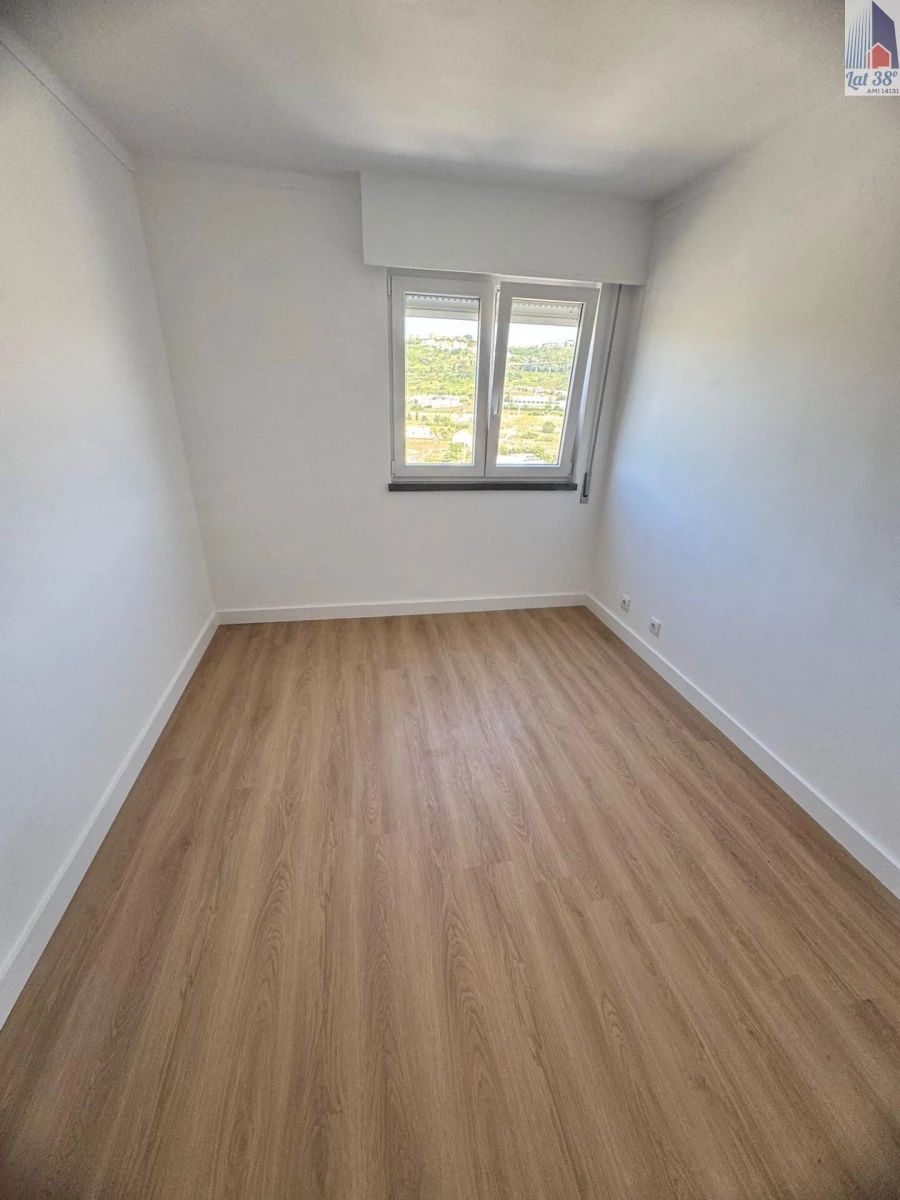 Apartamento T2 para Arrendamento em Santo António dos Cavaleiros e Frielas Foto 23