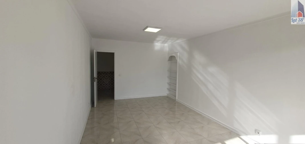 Apartamento T2 para Arrendamento em Santo António dos Cavaleiros e Frielas Foto 9