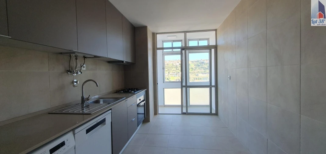 Apartamento T2 para Arrendamento em Santo António dos Cavaleiros e Frielas