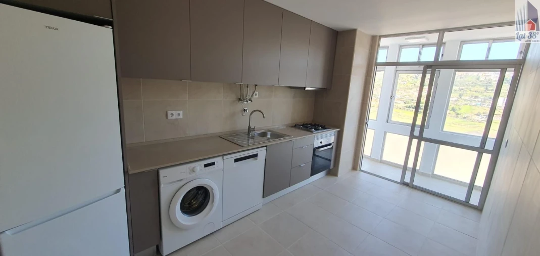 Apartamento T2 para Arrendamento em Santo António dos Cavaleiros e Frielas Foto 2