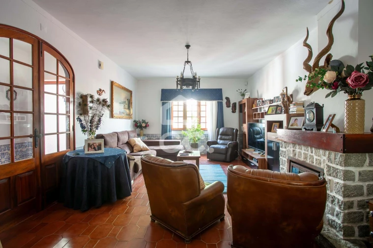 Moradia T5 para Venda em Mourão Foto 3