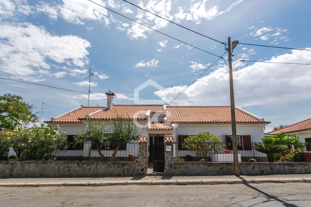 Moradia T5 para Venda em Mourão Foto 1