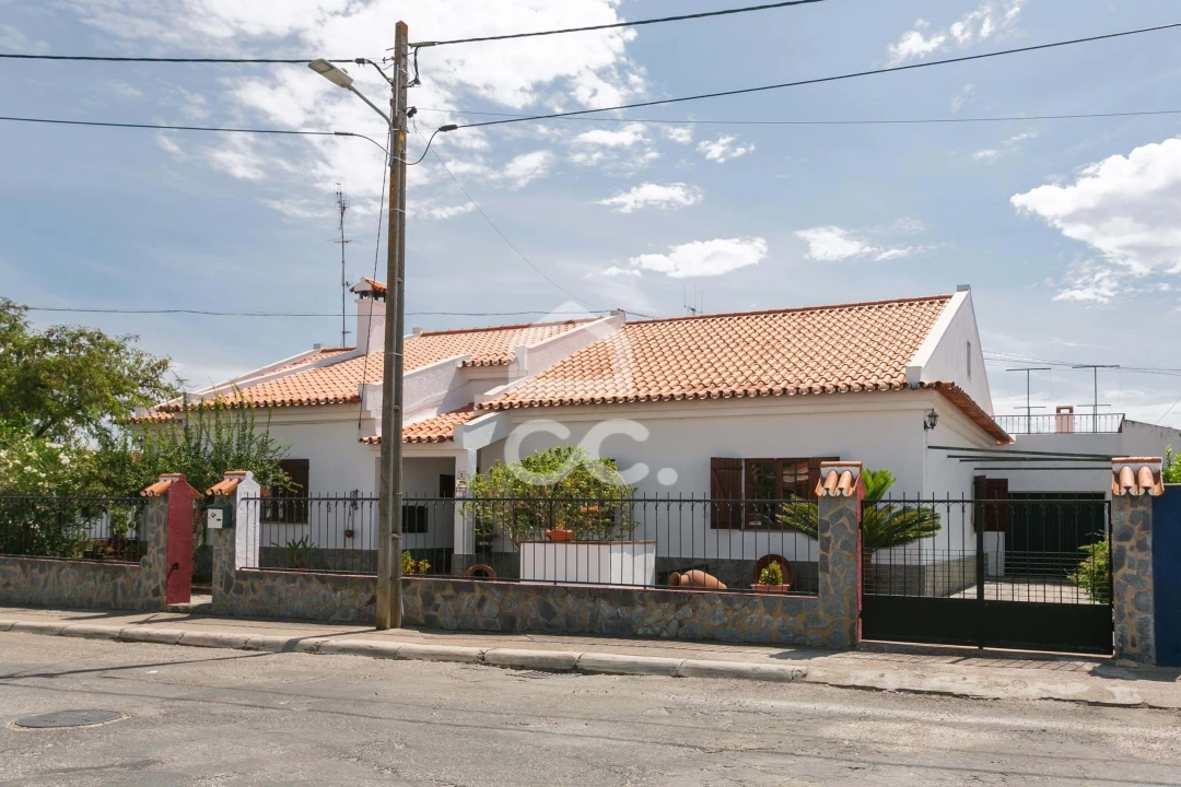 Moradia T5 para Venda em Mourão Foto 2