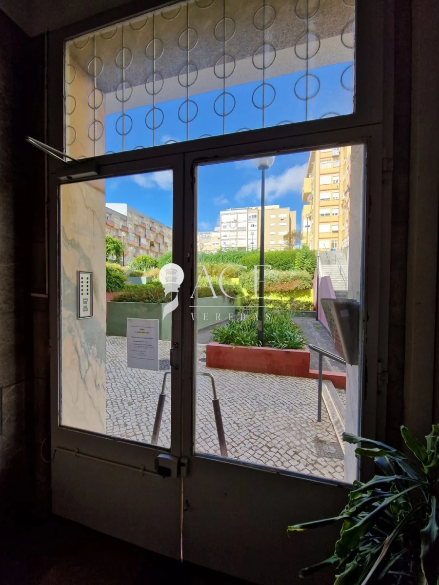 Apartamento T2 para Venda em Pontinha e Famões Foto 2