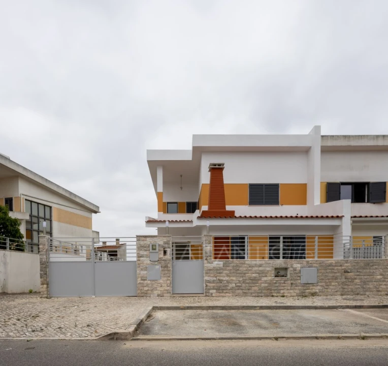 Moradia T3 para Venda em Mina de Água Foto 1