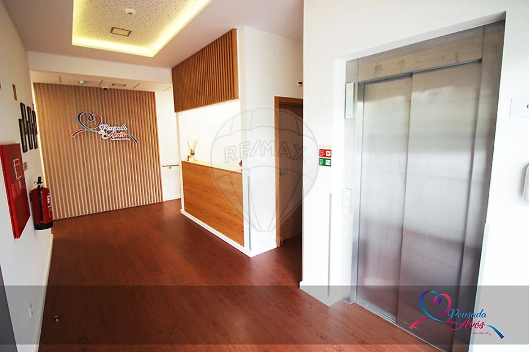 Moradia T8 para Venda em Ramada e Caneças Foto 5