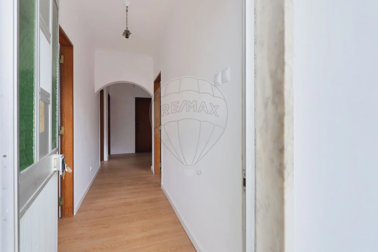 Moradia T3 para Venda em Casal de Cambra Foto 6