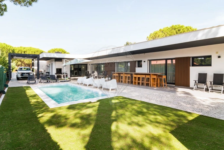 Moradia T4 para Venda em Santo Estêvão