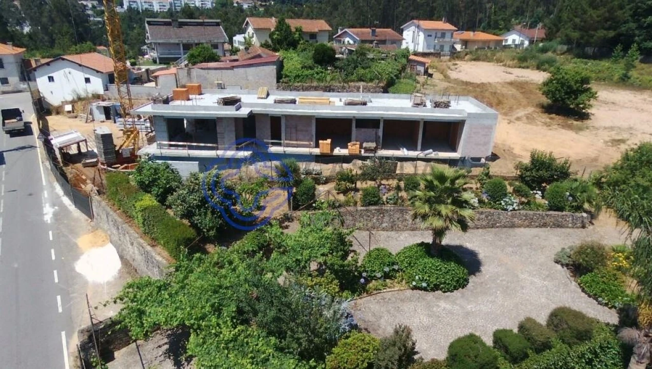 Moradia T3 para Venda em Milheiros de Poiares Foto 4