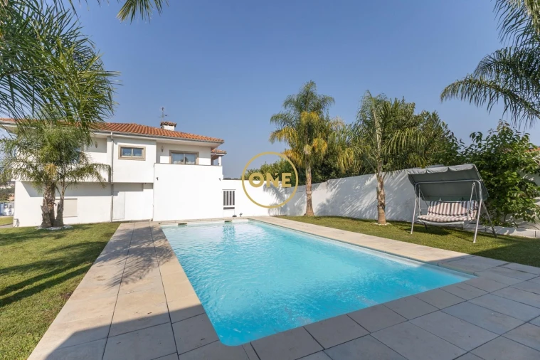 Moradia T3 para Venda em Oliveira (Santa Maria) Foto 1