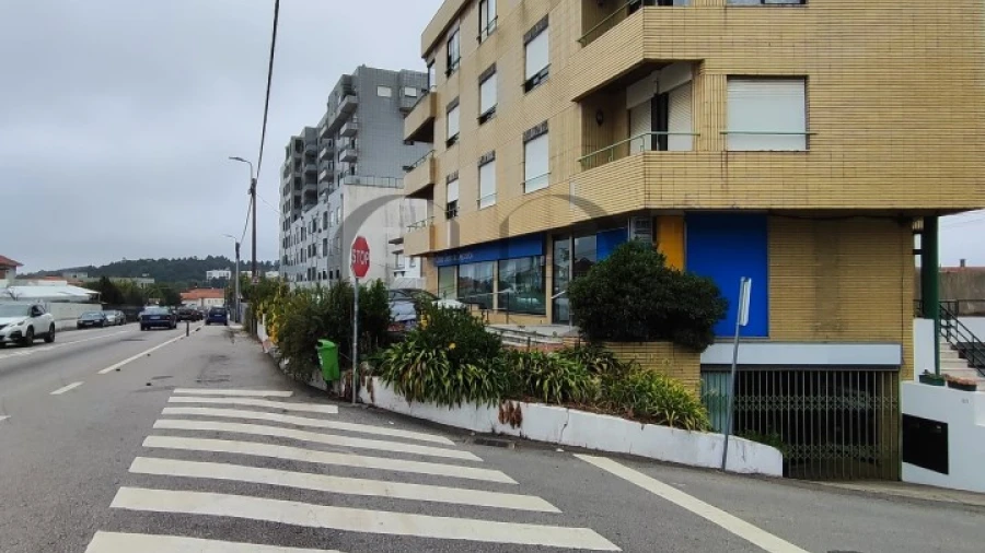 Loja para Venda em Pedroso e Seixezelo