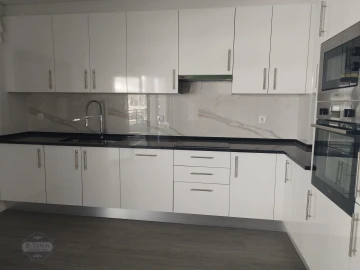 Apartamento T4 para Venda em Quelfes
